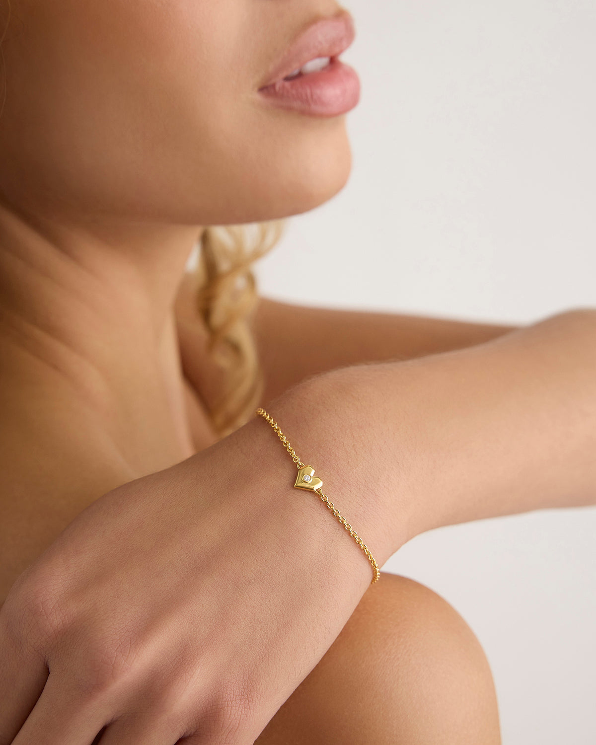 Heart bracelet - close-up detail | female gold bracelet